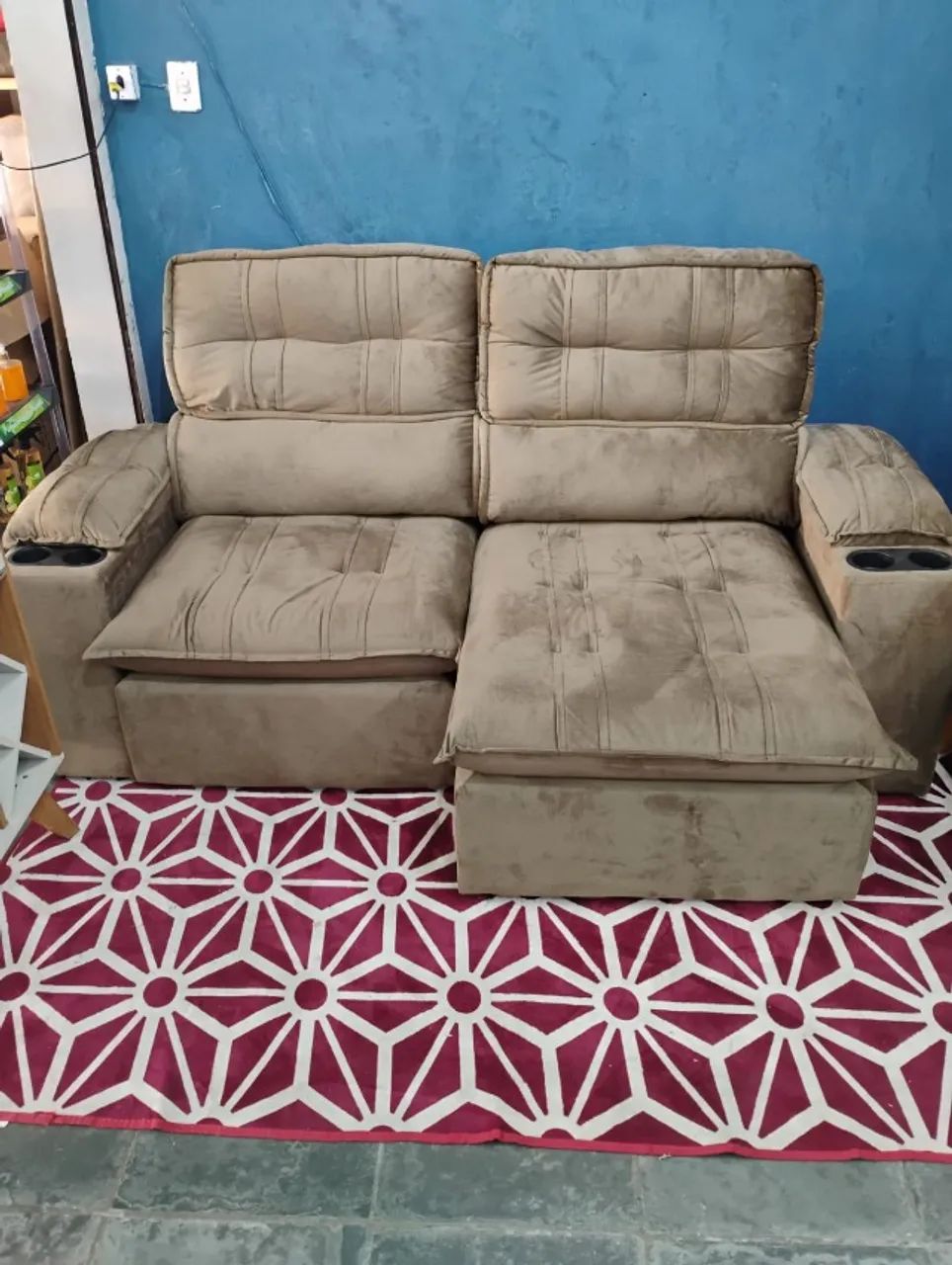 Sofá retrátil com porta copos 3 lugares bege castor - Foto 2