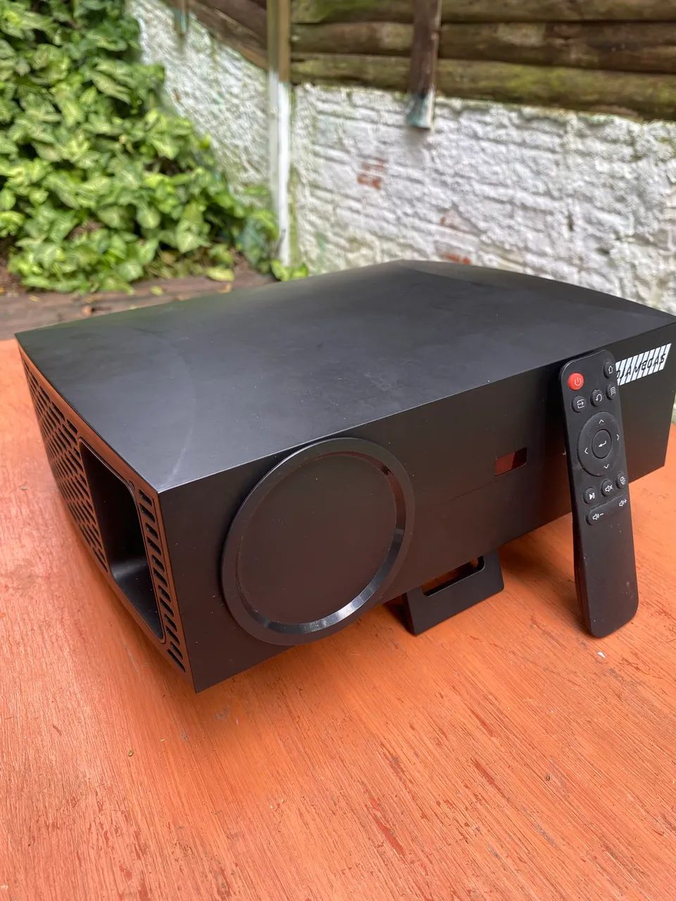 Projetor full HD 1920/1080 acompanha telão 