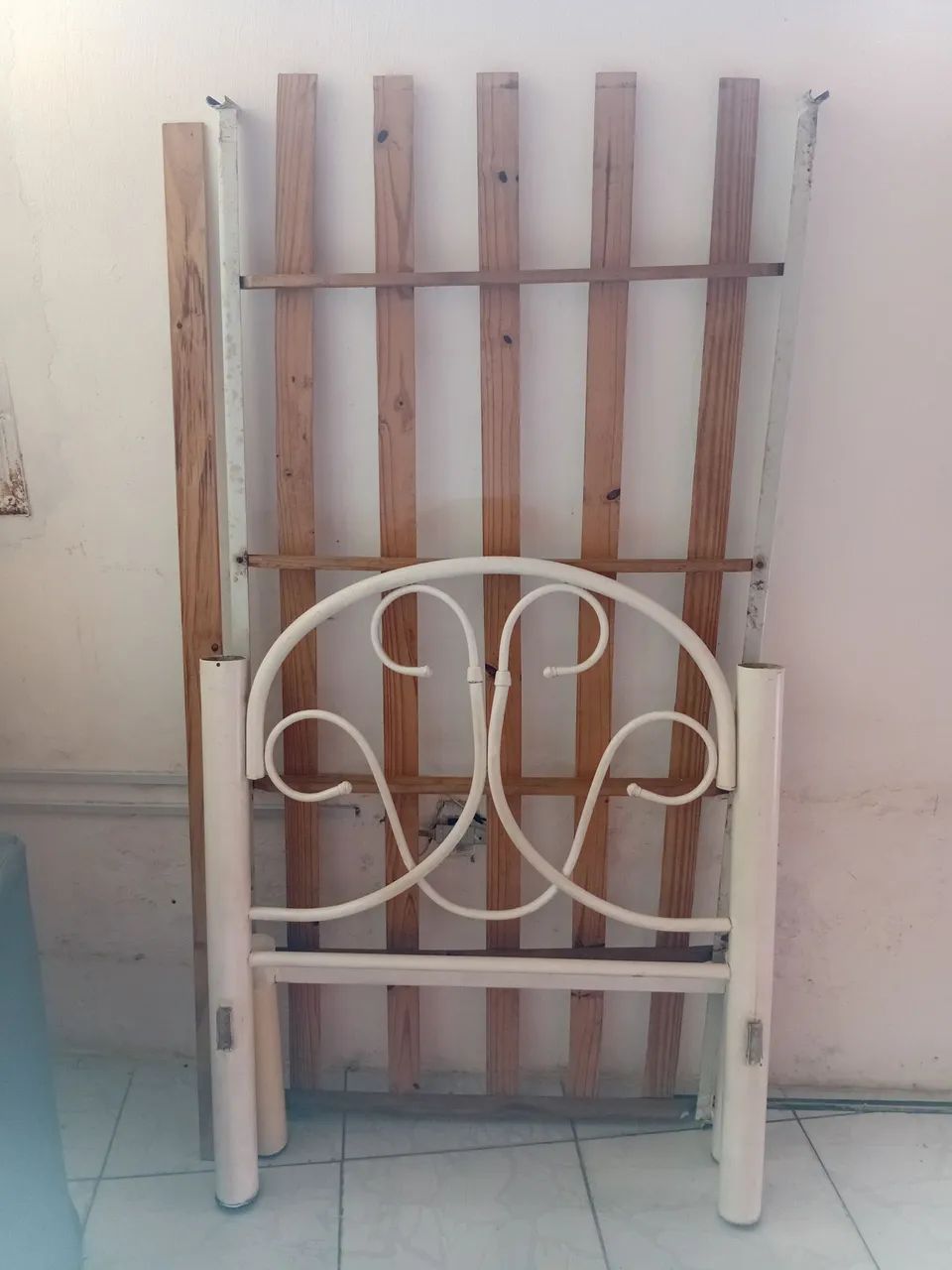 Cama de ferro solteiro branca 