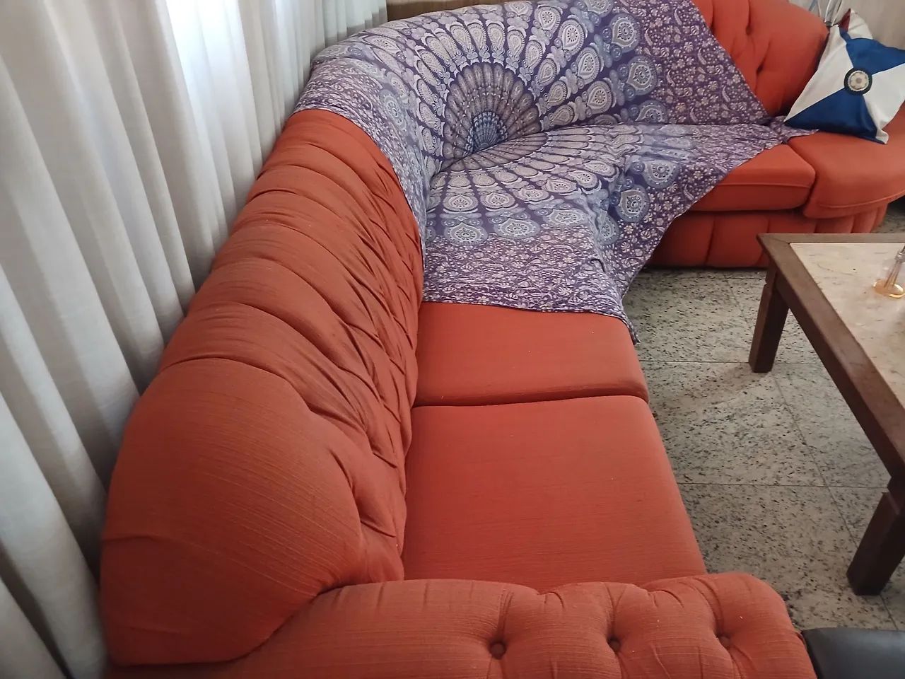 Sofá clássico chesterfield  em L estilo vintage em captonê