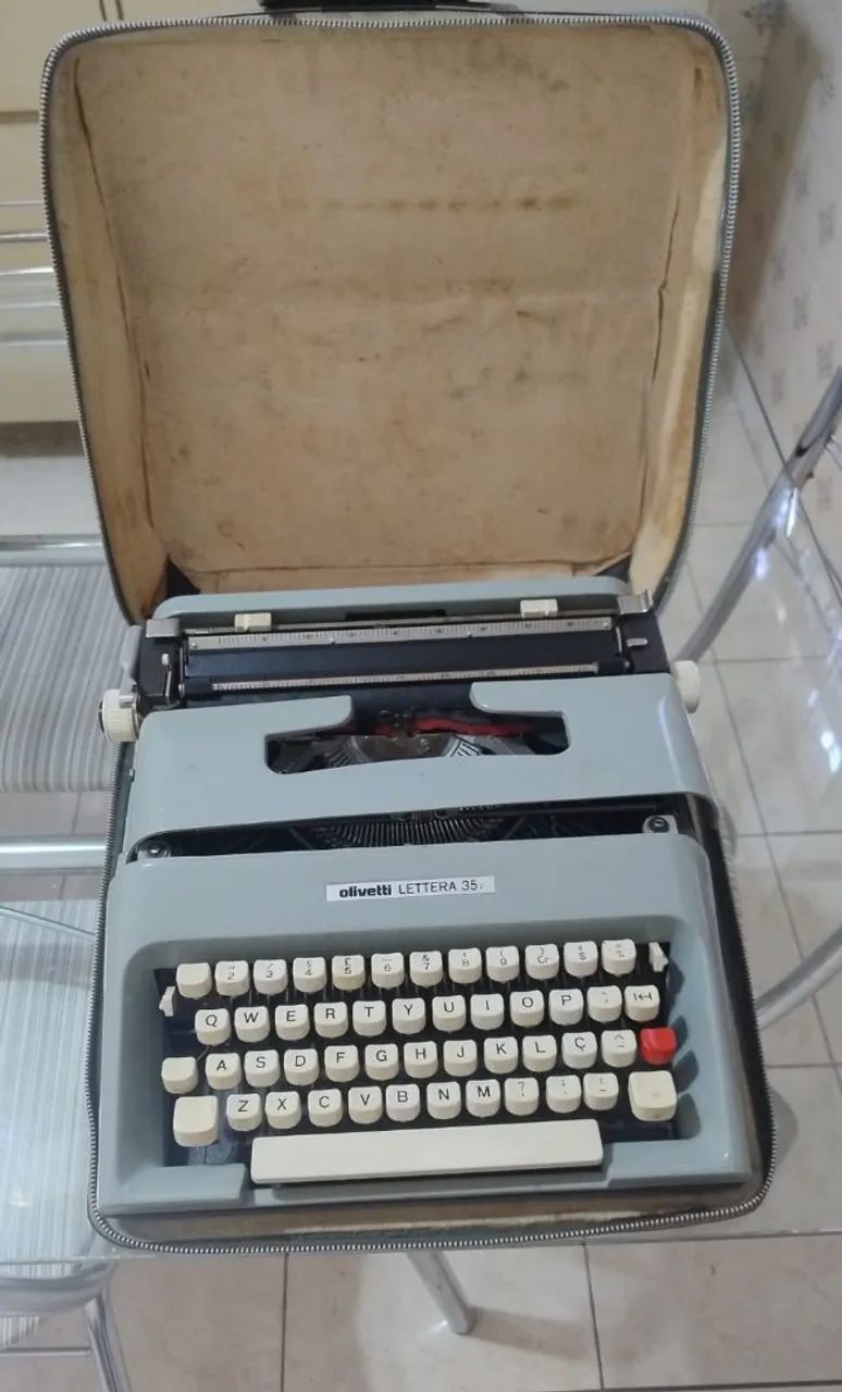 Máquina de Escrever Olivetti Lettera 35 com Maleta - Vintage Retrô 