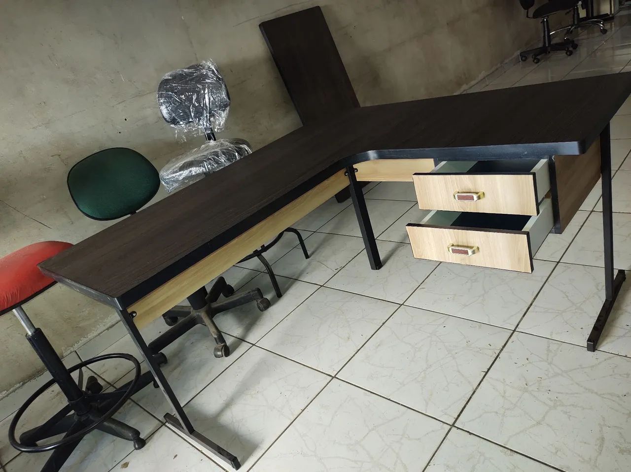 Mesas em L com 2 gavetas 