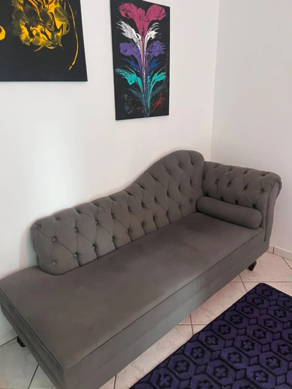 Divã Cinza em Suede com Encosto Capitonê e Almofada Rolo - Foto 4