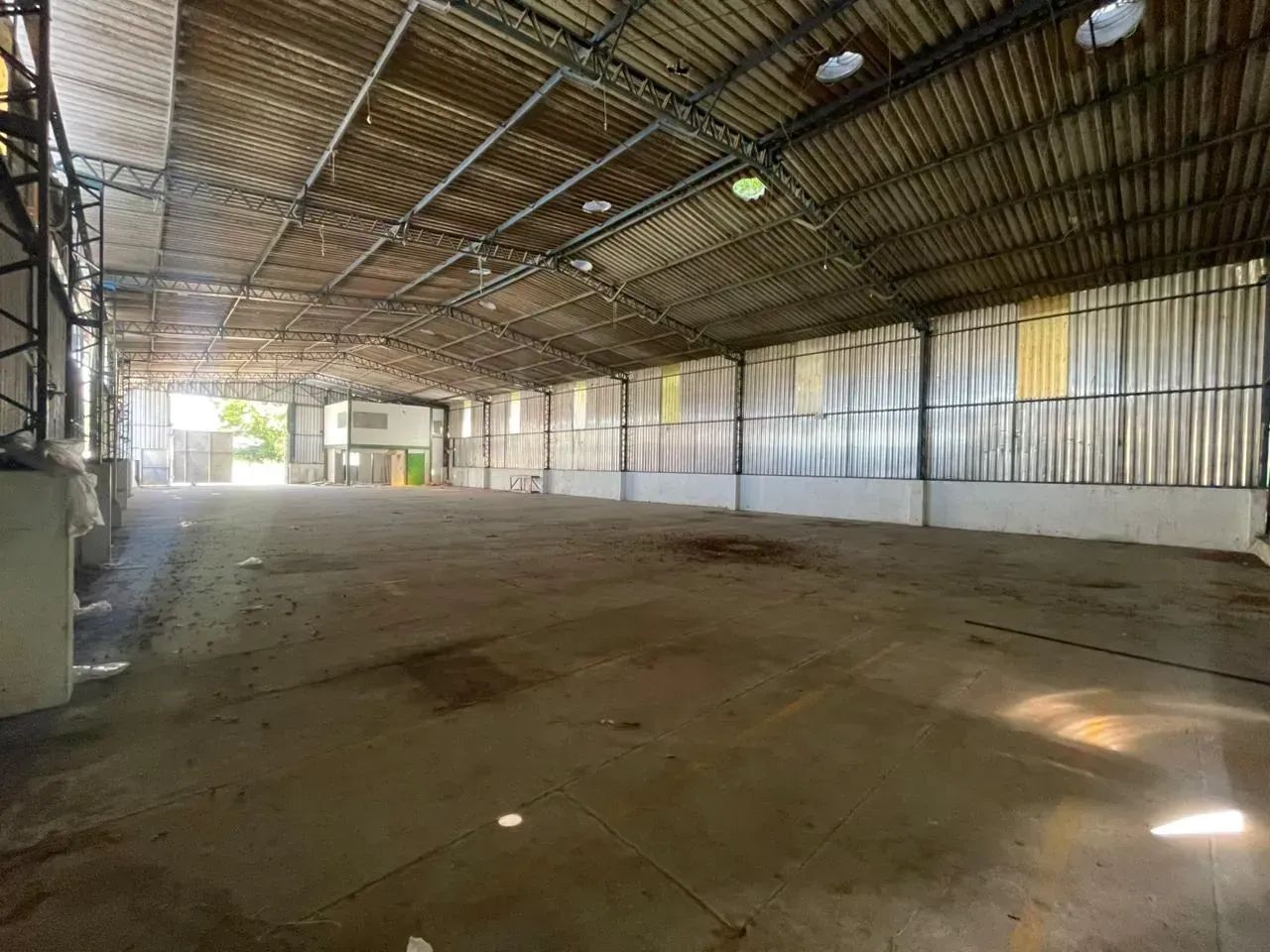Galpão no distrito - 700 m² com pátio - Foto 5