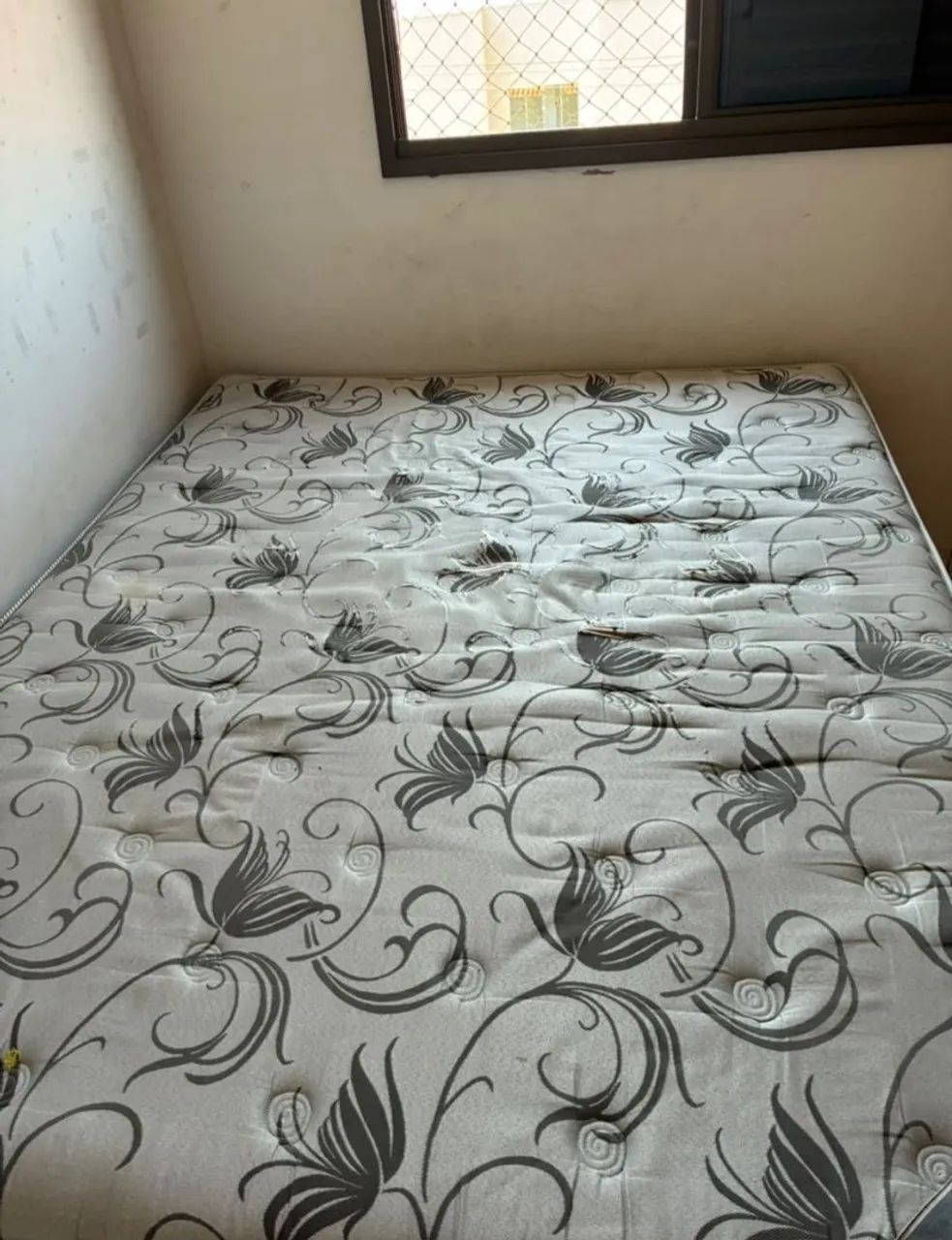Cama box + colchão queen size usada em bom estado