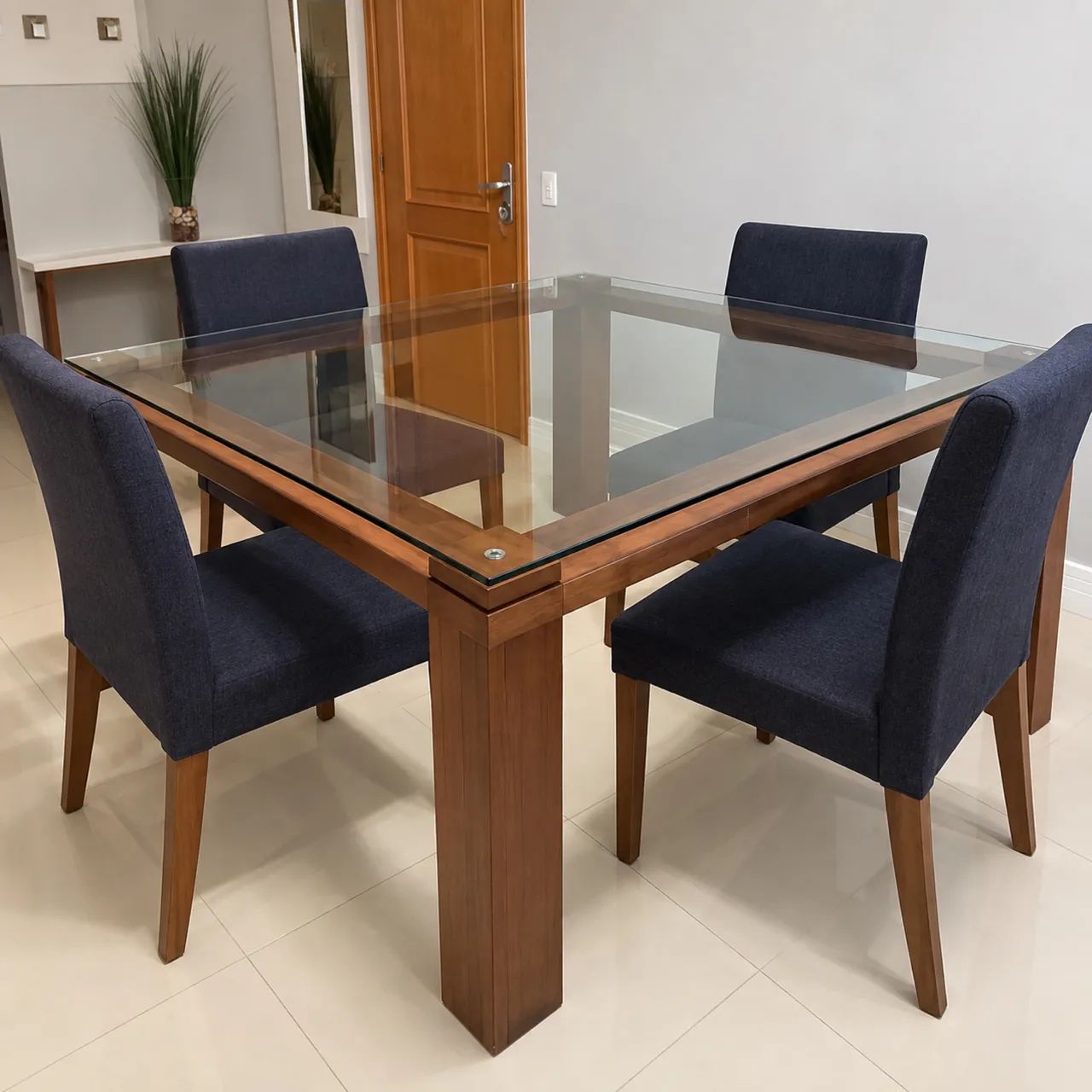 Mesa de madeira e tampo de vidro
