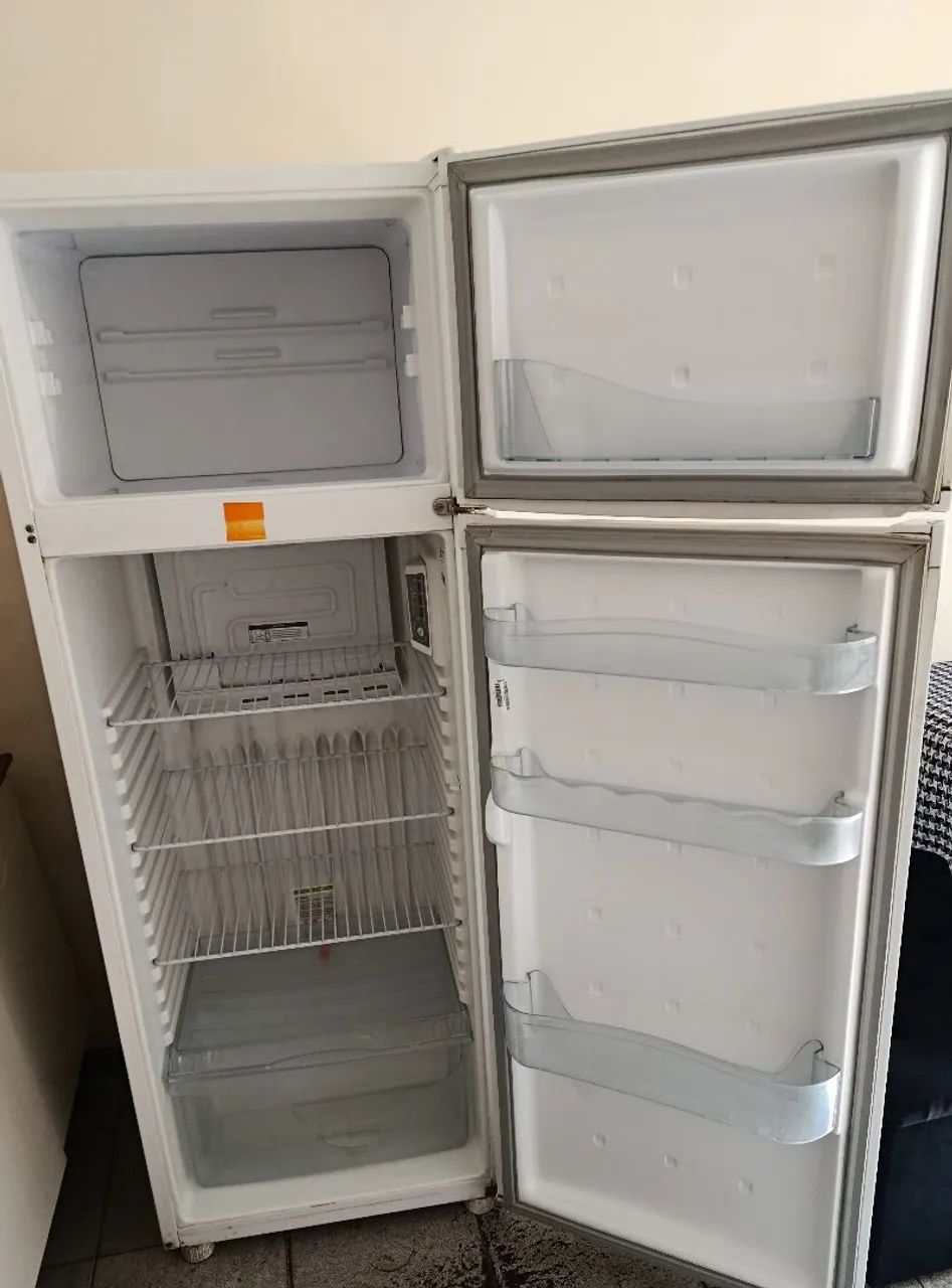 Vendo geladeira Eletrolux em ótimo estado. - Foto 2