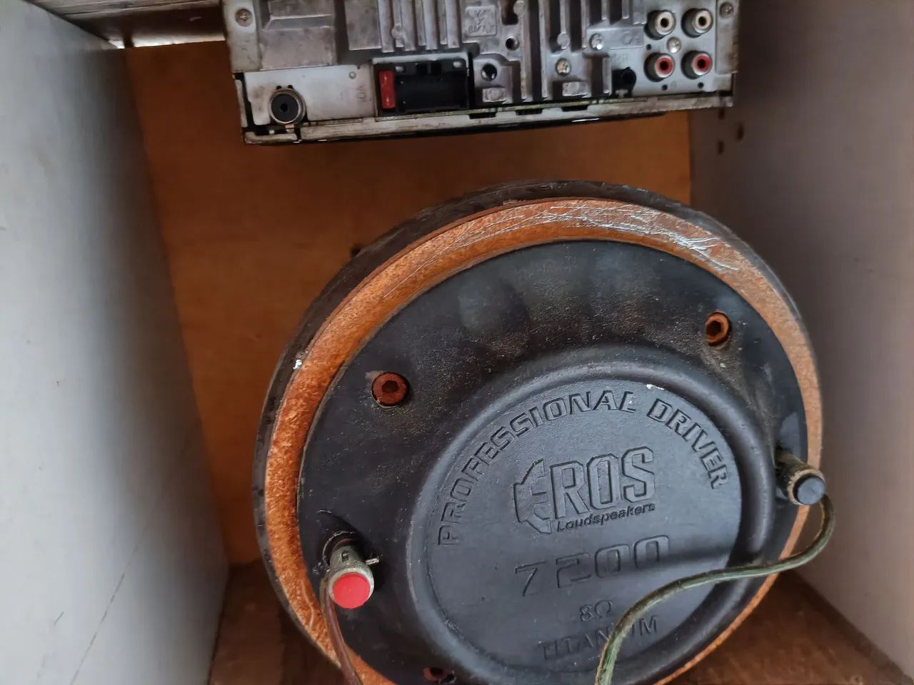 Caixa de som com rádio e falante