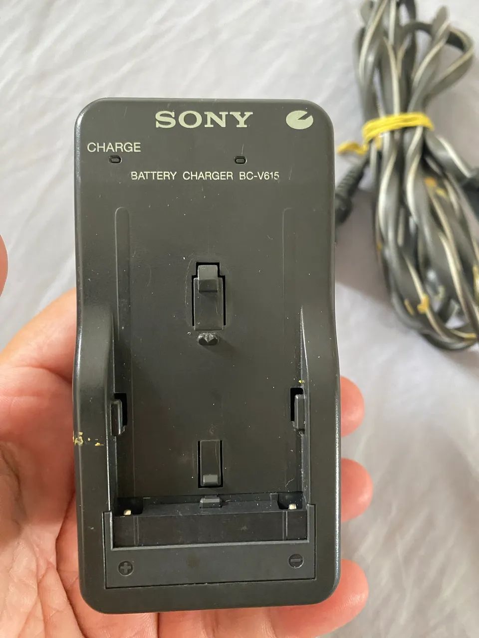  Carregador de bateria Sony BC-V615 - Foto 3