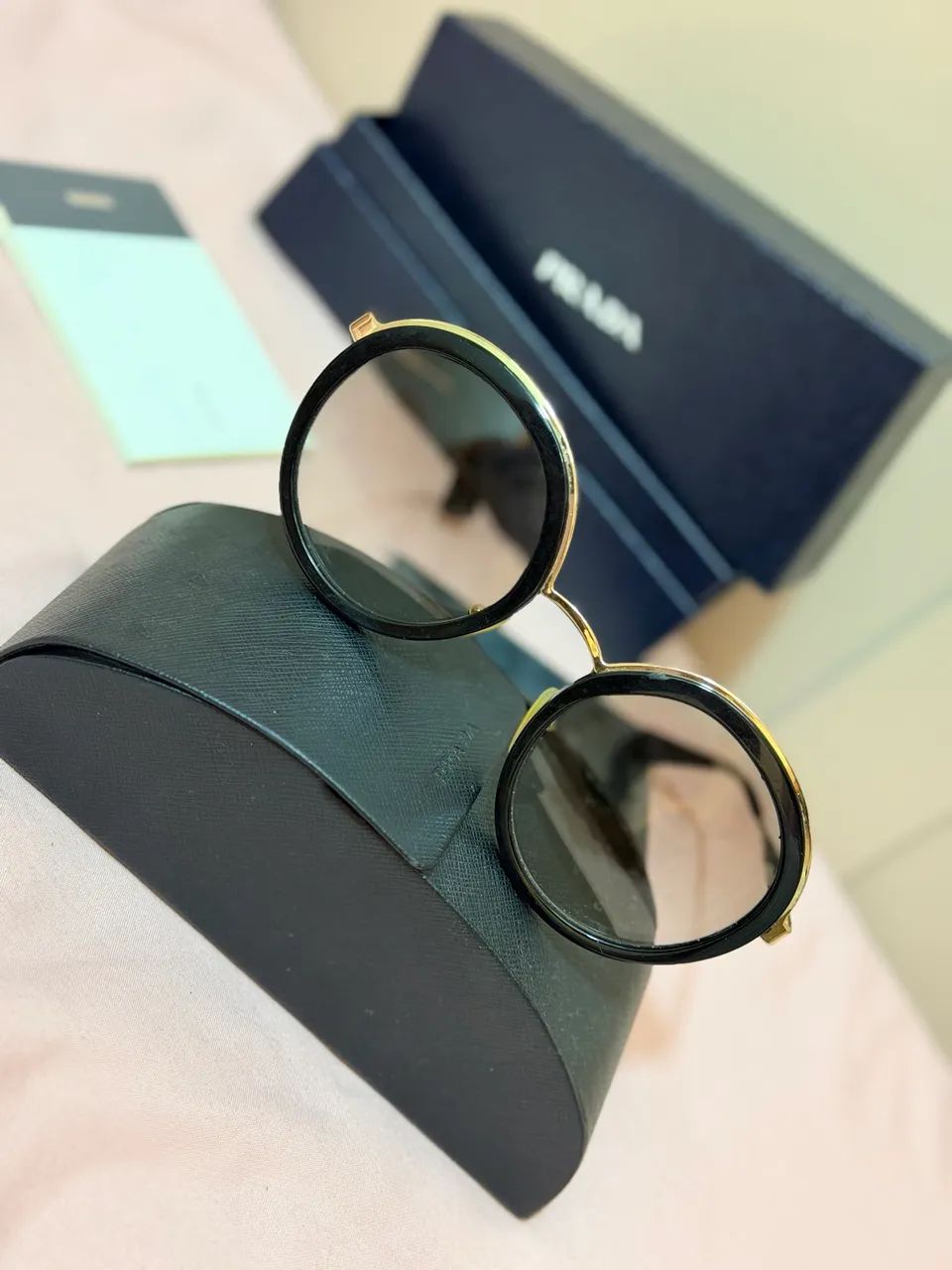 Óculos de Sol Prada Acetate Round Preto  c dourado  - Foto 3