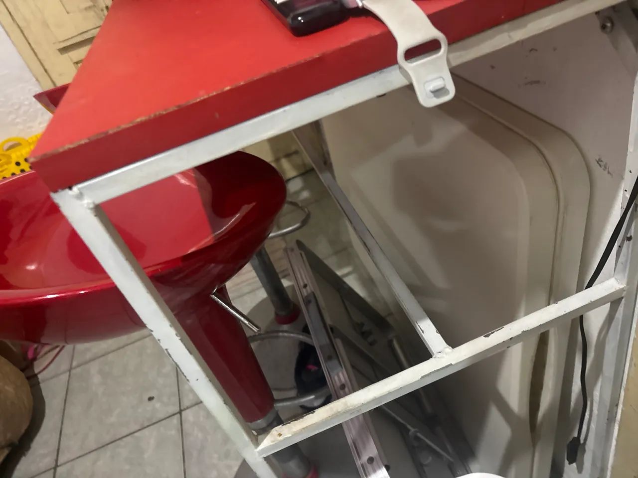 Mesinha com cadeiras vermelhas  - Foto 2