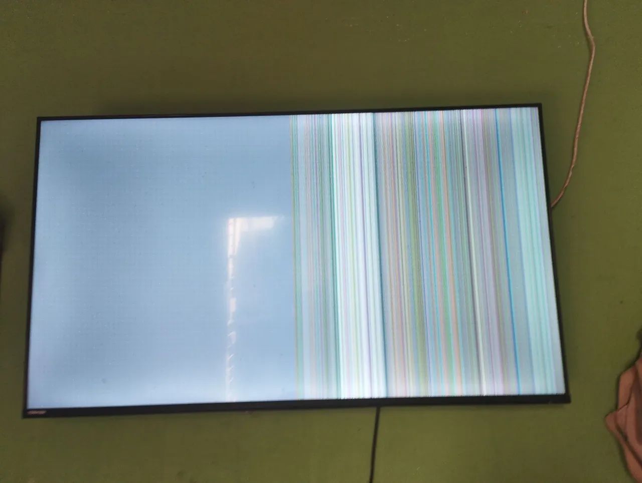 Televisão para concerta, saindo som porem sem imagem so listras