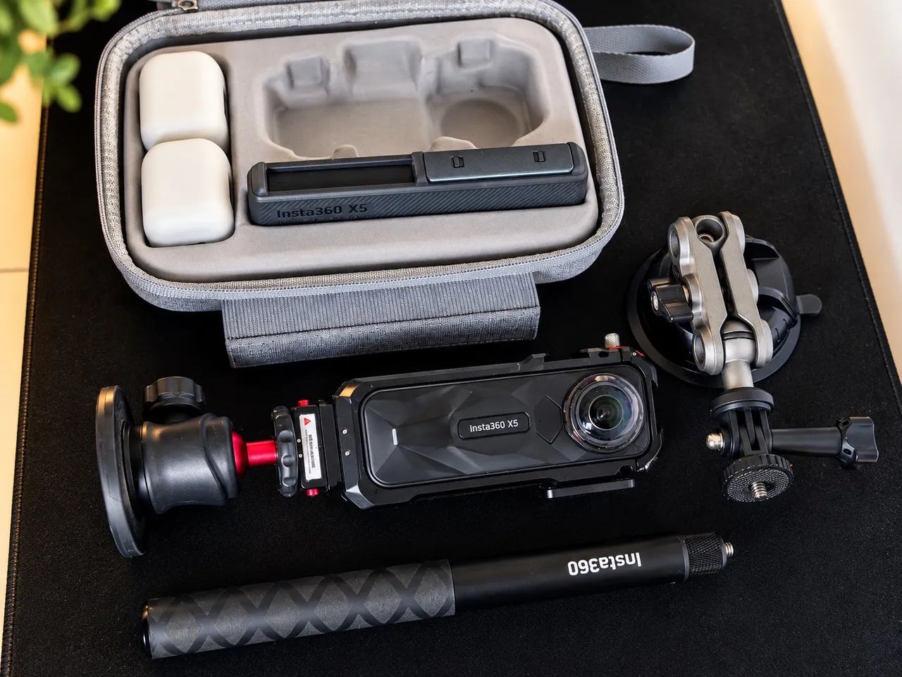 Câmera INSTA 360 x5 com kit essential bundle - Foto 3