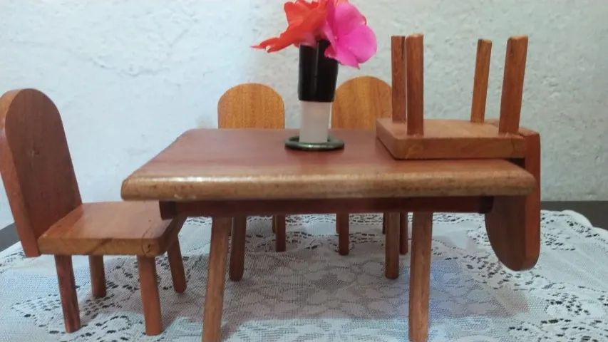 Mini Mesa e cadeiras artesanal (madeira)