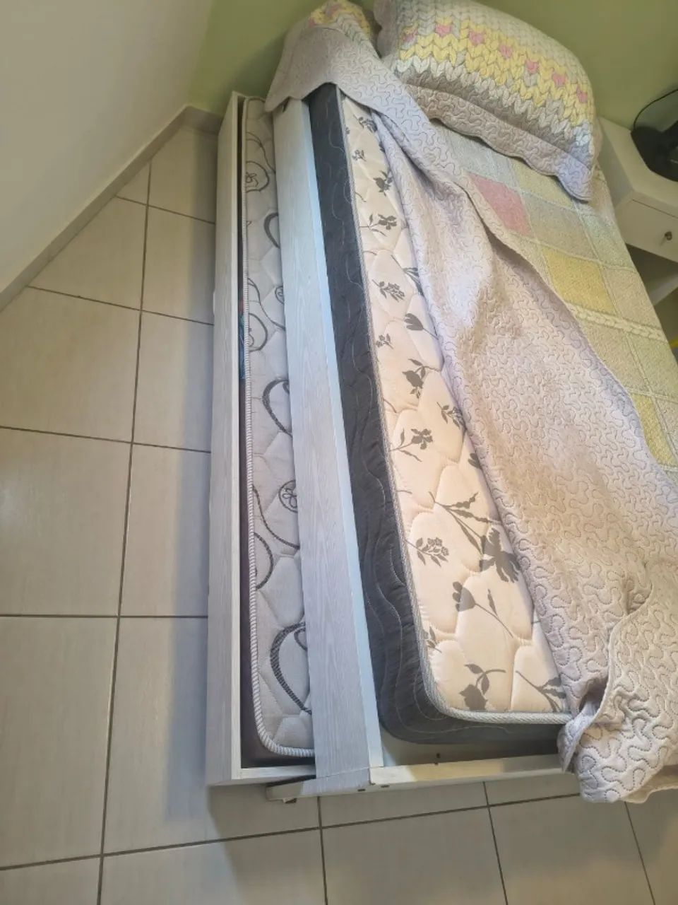 VENDO BICAMA DE MADEIRA MACIÇA COM 2 COLCHÕES  - Foto 2