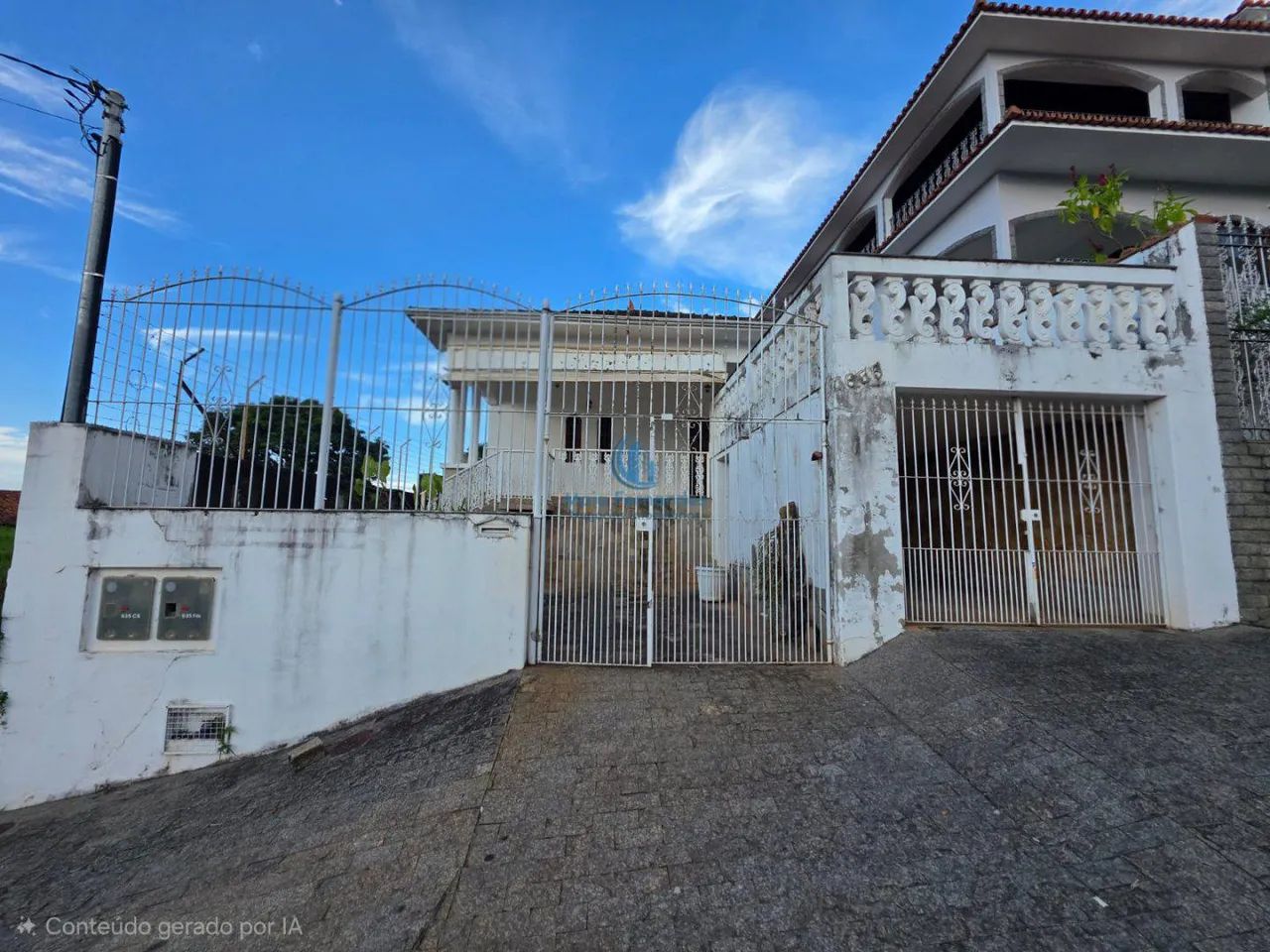 Casa à venda no Centro de São Lourenço !! REF: CV340