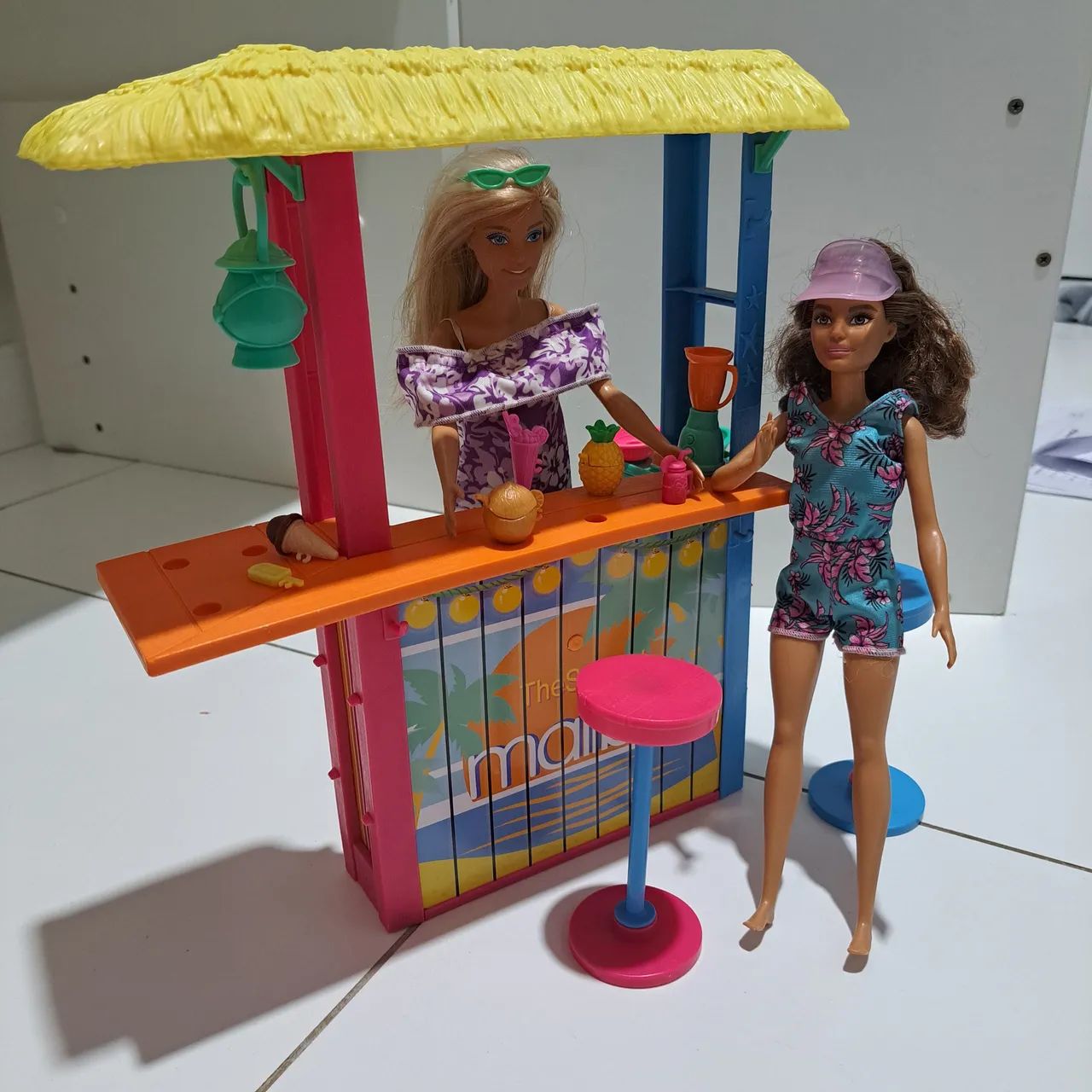 Quiosque de suco Barbie Malibu com duas bonecas - Foto 3
