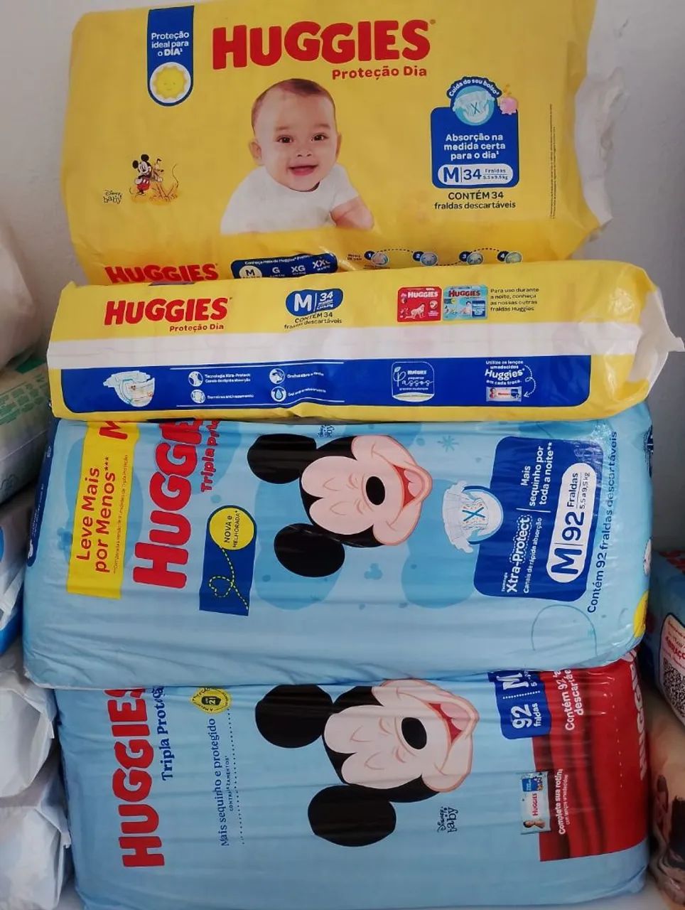4 pacotes de fraldas tamanho M (LACRADOS)