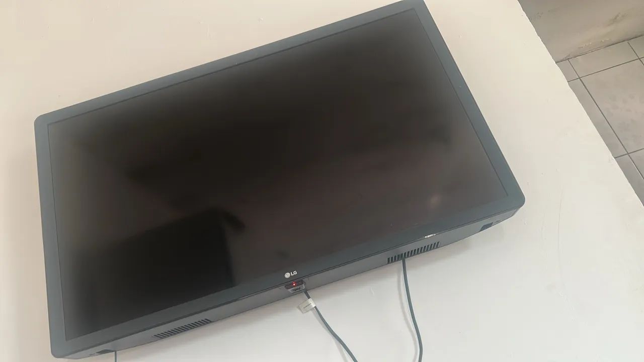 Vende-se Tv 32 polegadas smart LG - Foto 2