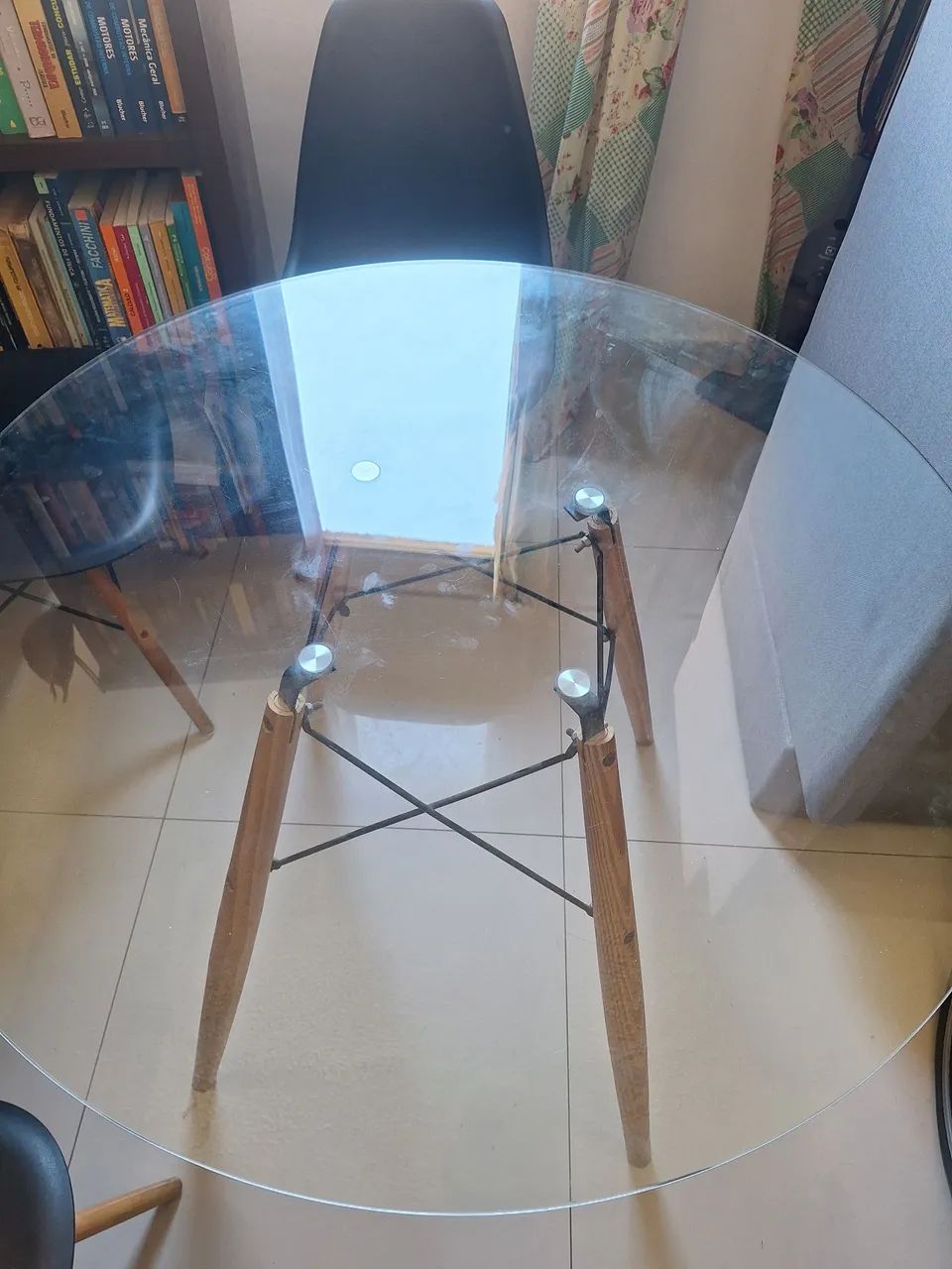 Mesa de vidro redonda com 4 cadeiras - Foto 5