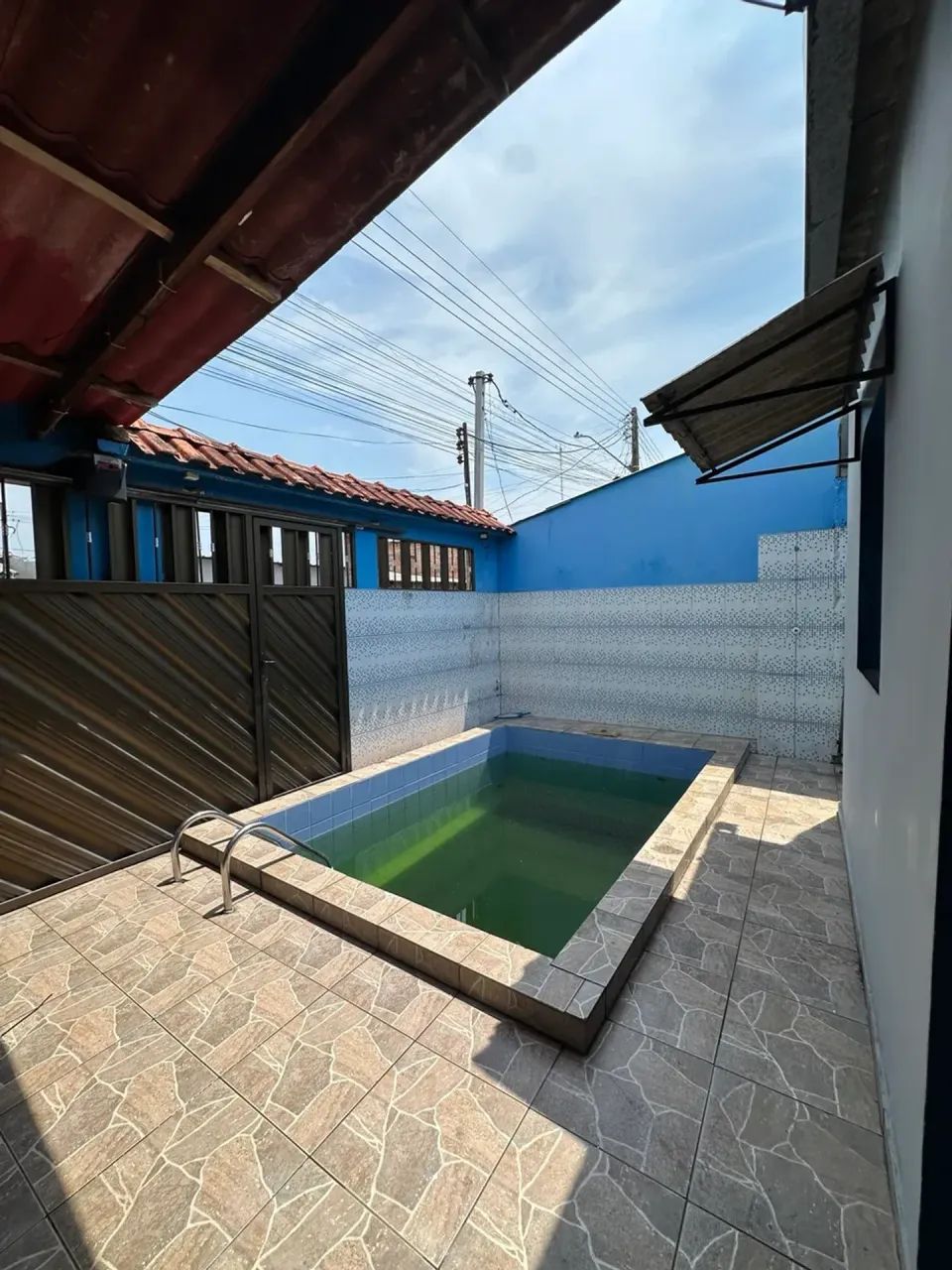 CASA TERREA - 2 QUARTOS - PISCINA