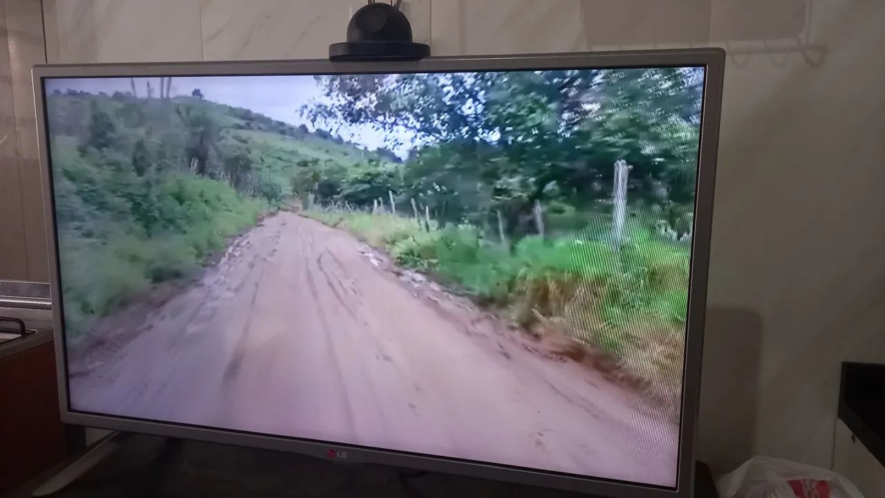 Vendo uma tv lg 32 polegadas smart funcionando perfeitamente  - Foto 3
