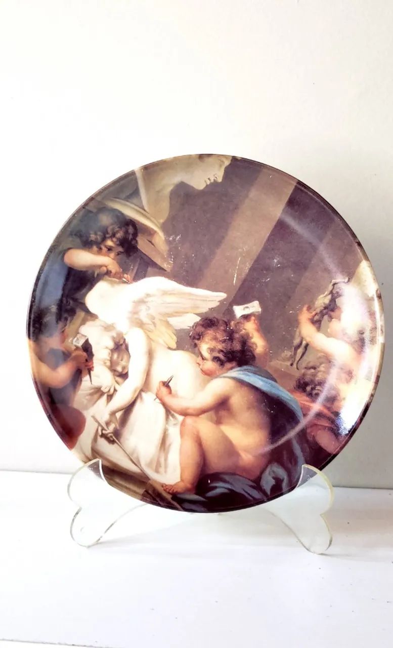 Pratos de decoração com querubins de Angelica Kauffmann, 