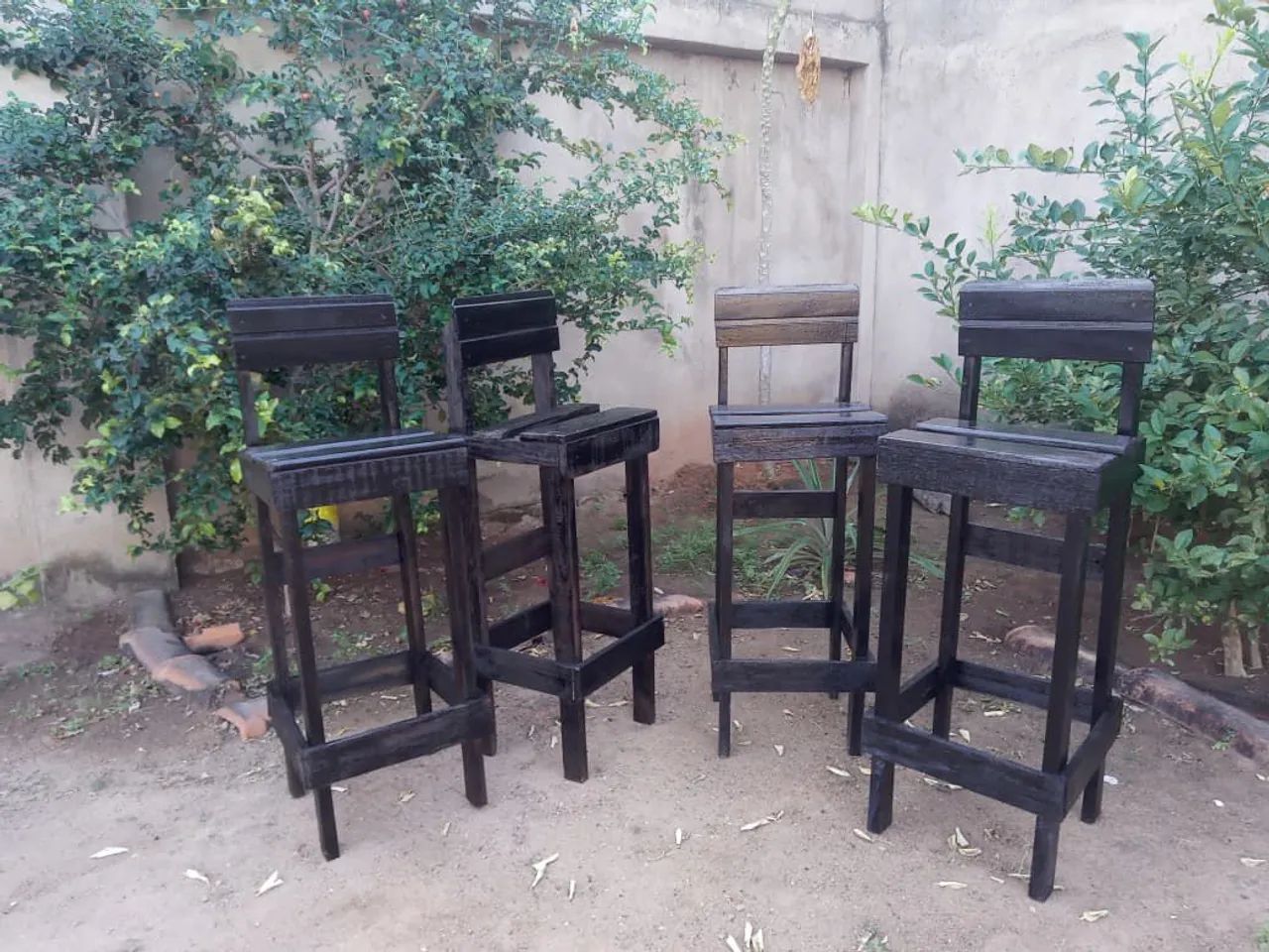 Conjunto de móveis de madeira.