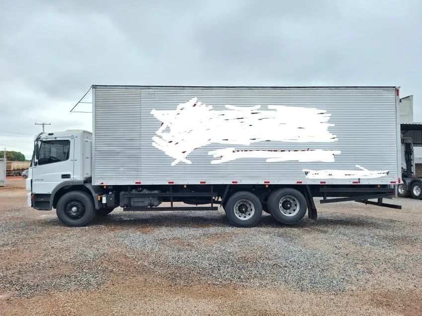 MB Atego 2426 6x2 baú 8.60m. - Foto 3