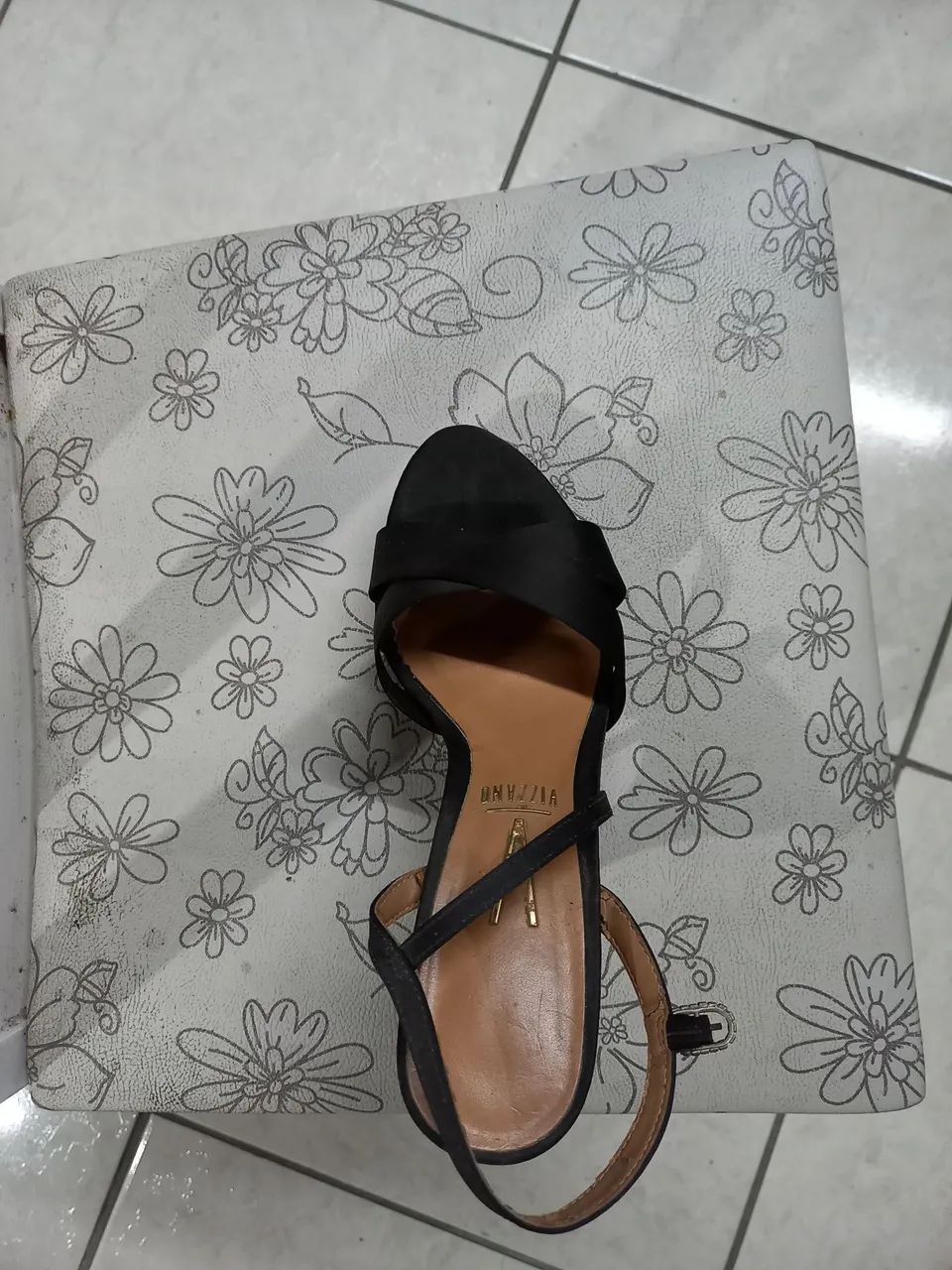 Linda sandália forrada com tecido macio e meio brilhos. - Foto 5