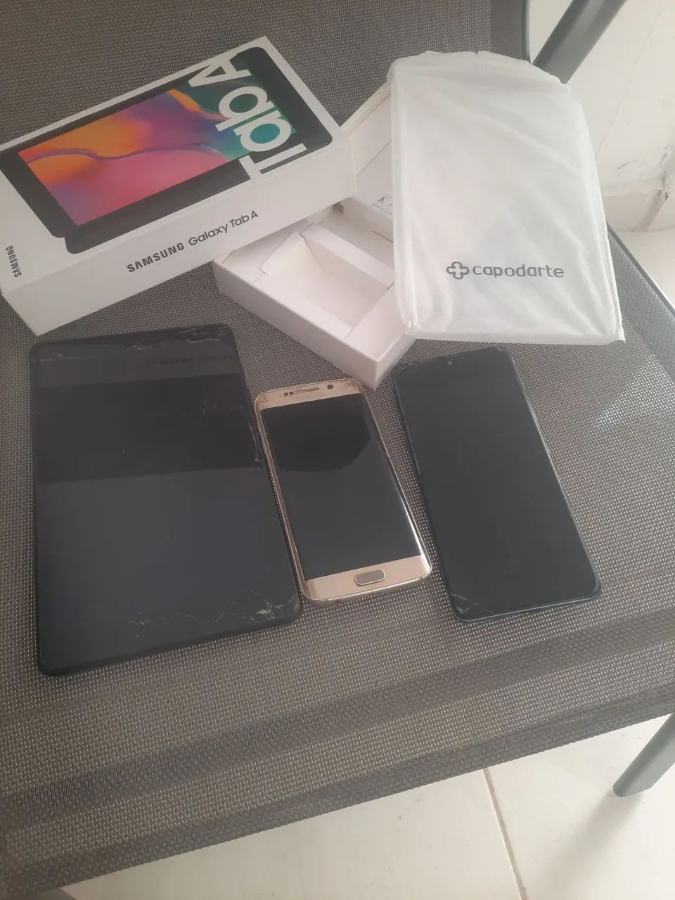 2 carcaças de celular e 1 tablet