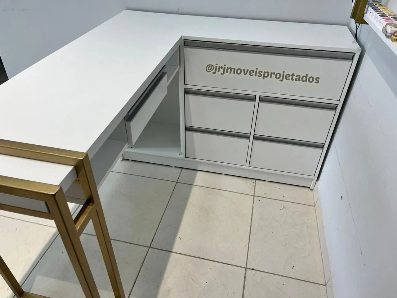 Mesa Nails em L de Luxo - Design Premium com Base Metalon  Dourada e Gaveteiro - Foto 3