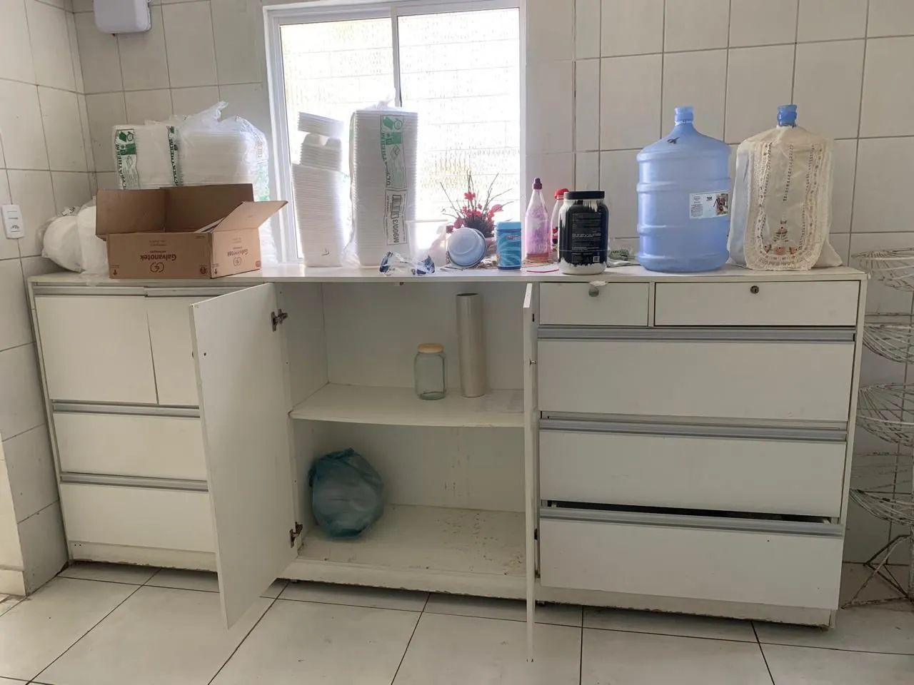 BALCÃO MULTIUSO COM GAVETAS E ESPAÇO DE ARMAZENAMENTO - Foto 2