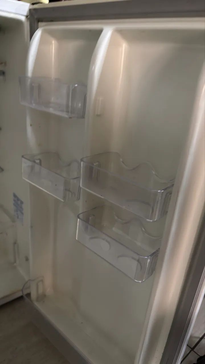 Frigobar Electrolux RE120 - 122L - 220V - Foto 2
