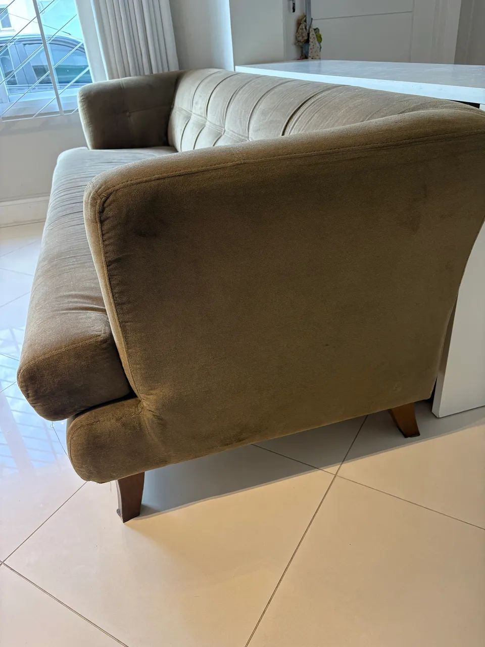 Sofá de veludo marrom 2,20m | Moderno e confortável - Foto 3