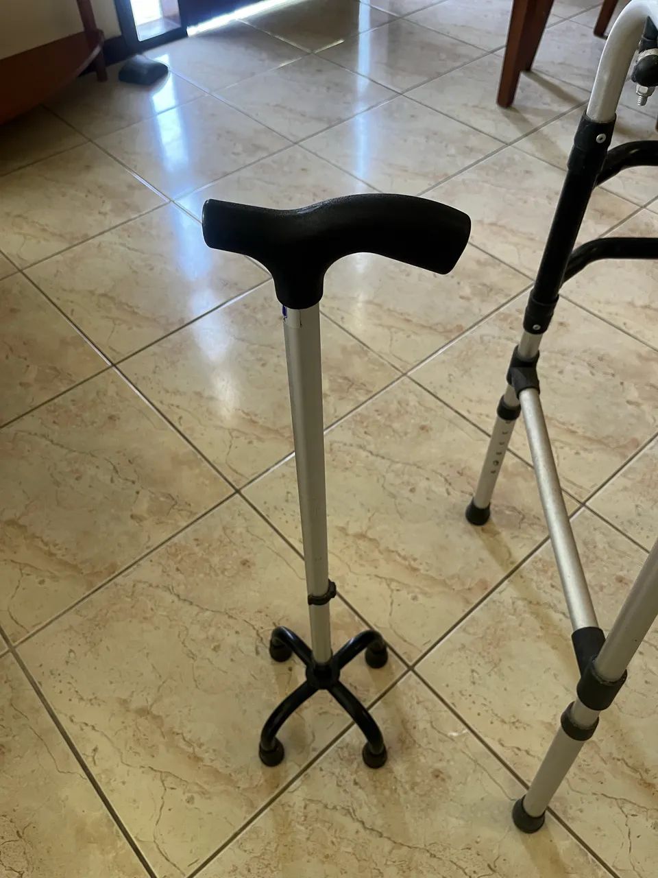 Andador e bengala de Alumínio para idosos  - Foto 3