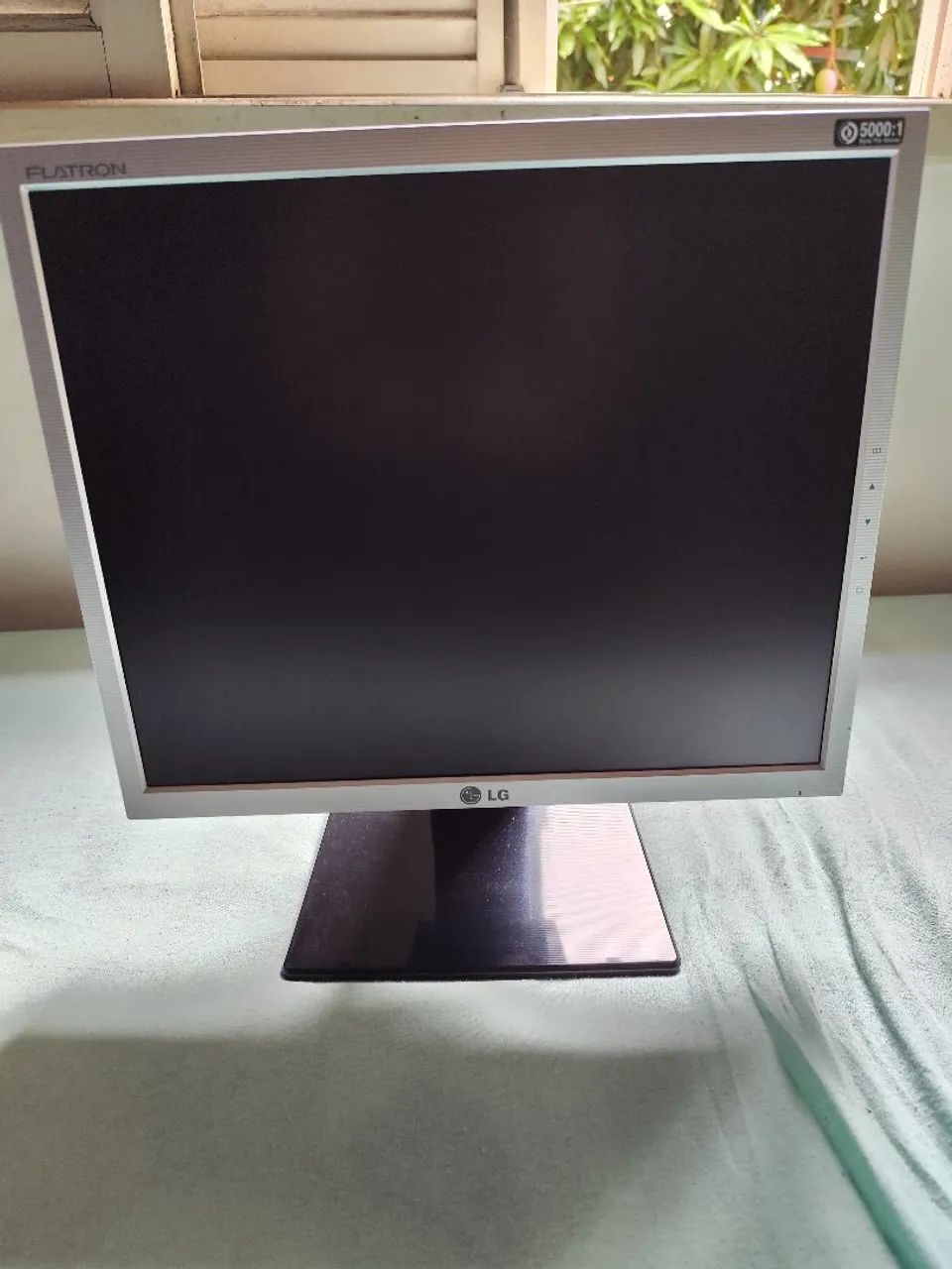 Monitor funcionando perfeitamente - acompanha cabos