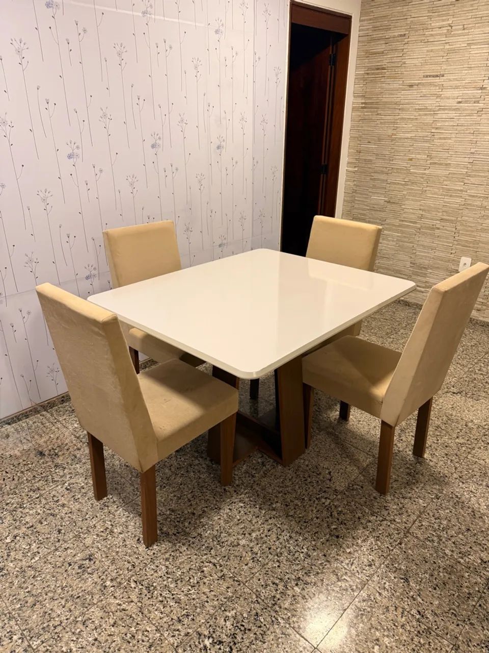 Mesa e 4 cadeiras  - Foto 5
