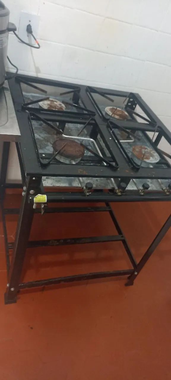 Fogão industrial de 4 bocas funcionando perfeitamente 