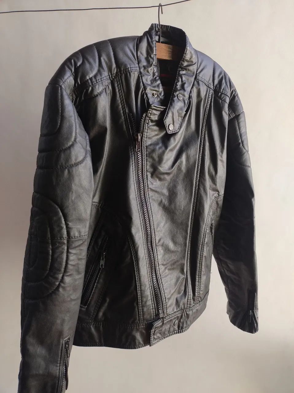 Blusa de motoqueiro em couro  - Foto 4