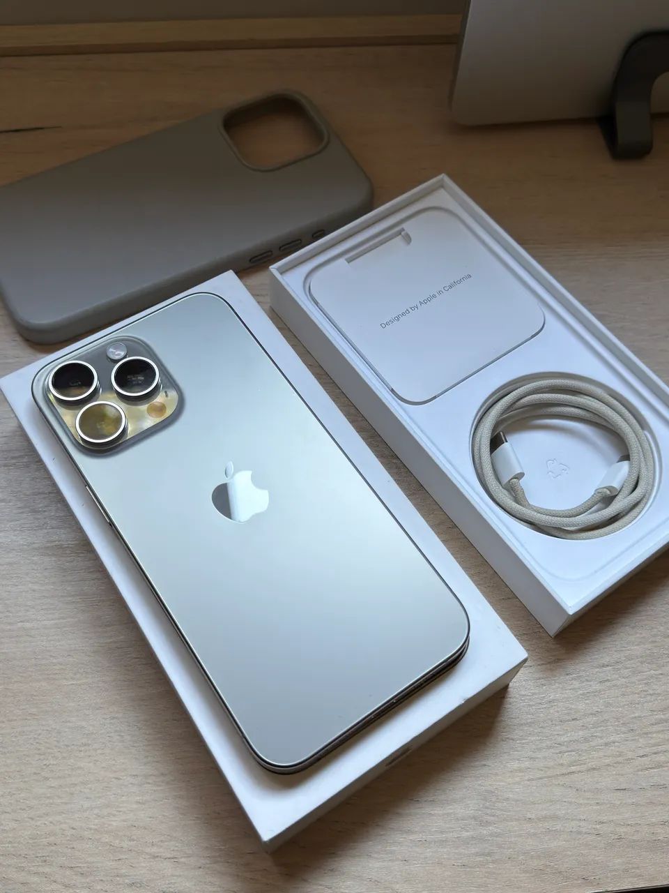 iPhone 15 Pro Max 256Gb Titanium Novíssimo - Foto 2