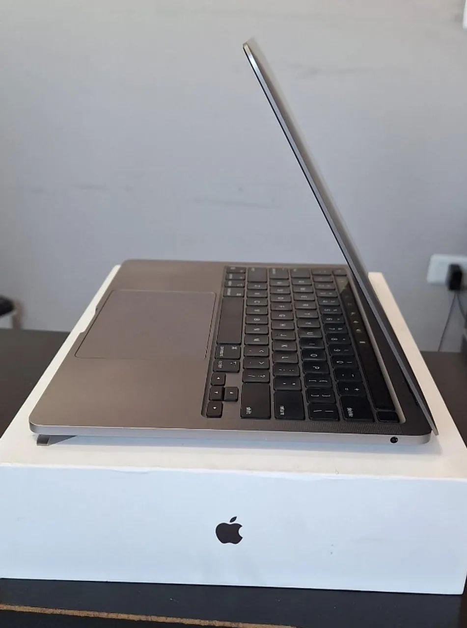 MacBook Pro M1 Touch Bar - 256GB SSD | 8GB RAM | Estado Impecável