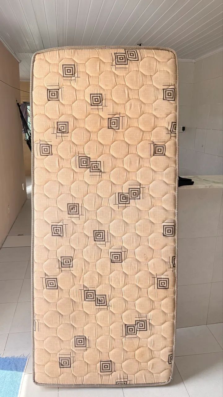 Vende-se cama com colchão de solteiro  - Foto 3