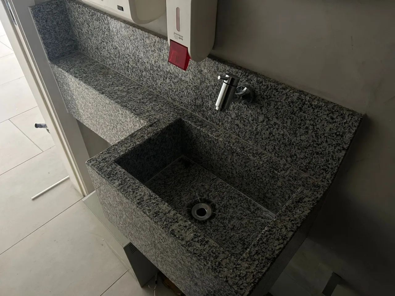 Pia pedra esculpida