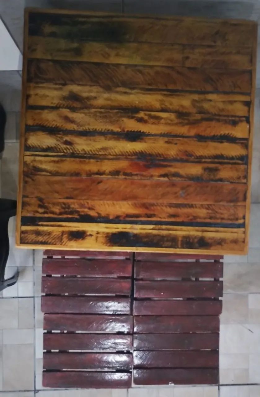 Mesa de madeira com 4 banquinhos - Foto 3