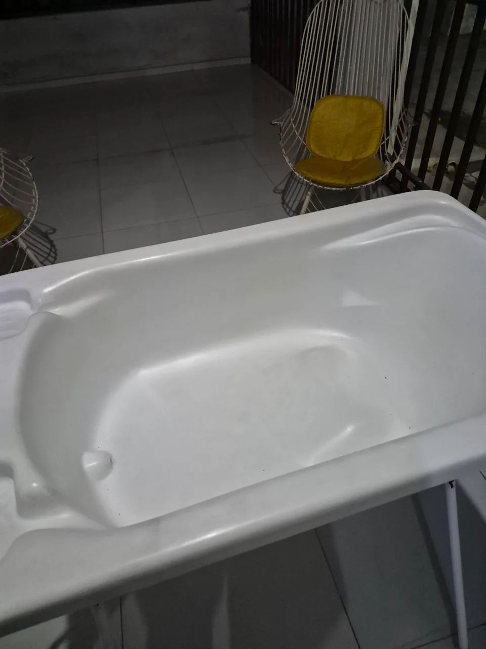 Banheira Infantil com Suporte e Assento - Bem Conservada - Foto 2