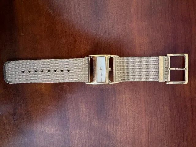 Relógio Feminino DKNY Dourado - Design Retangular Slim (Original)