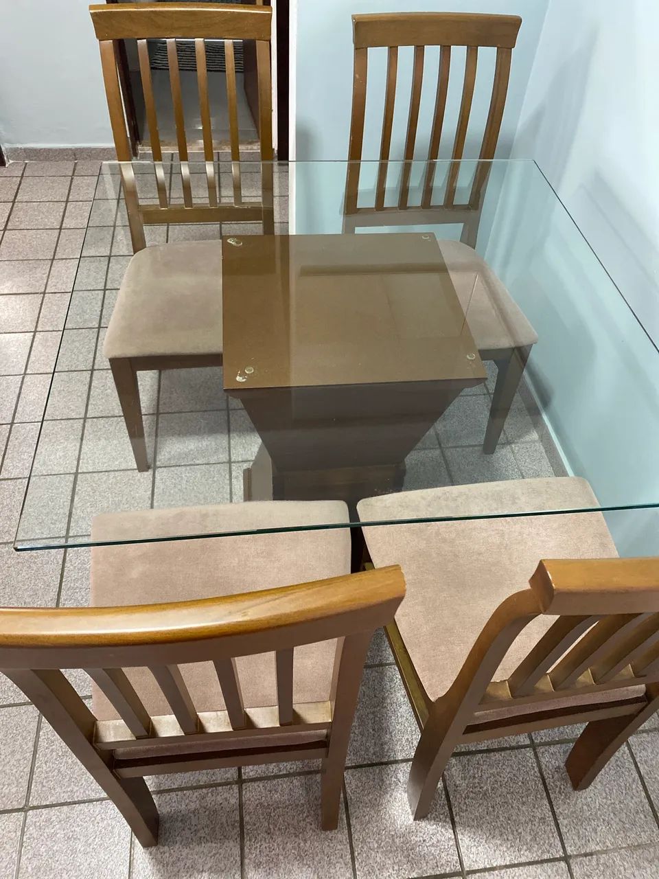 Mesa de vidro quadrada 1x1 com quatro cadeiras de madeira - Foto 2