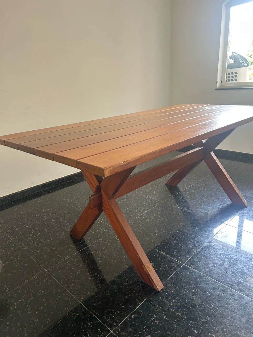 Mesa robusta de madeira maciça