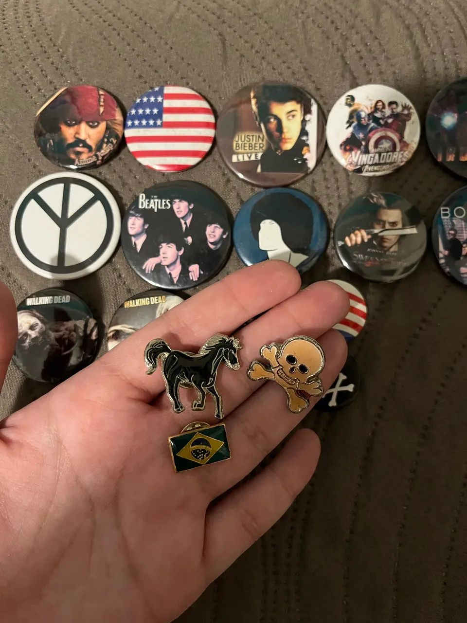 Lote bottons e pins antigos filmes séries bandas - Foto 3